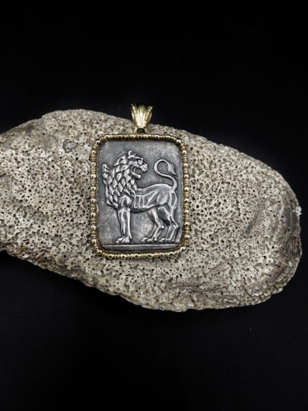 Pendentif or et argent, lion d'après l'antique, oeil serti diamants