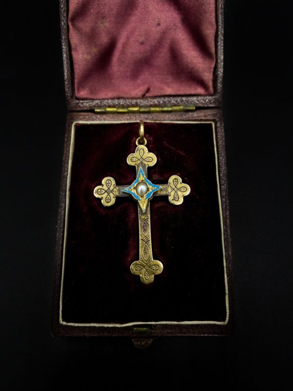 Croix reliquaire en or 18K Napoléon III émail bleu et perles fines, dans son écrin d'origine légers dégats sur l'émail  Poids brut 4.9 gr