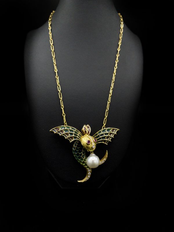 Collier "Poisson volant" or 18K, émail plique-à-jour, diamants et perle baroque