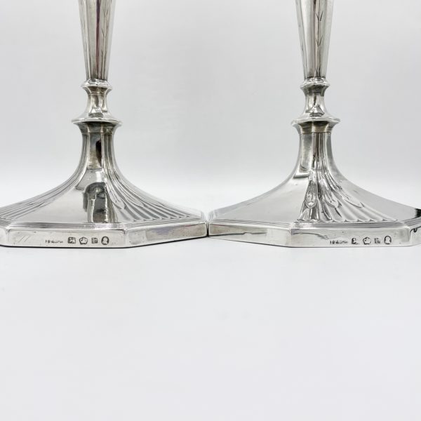 mga gallery Paire de bougeoirs en argent anglais "Sheffield" — 1791/92 orfèvre John Parsons & co