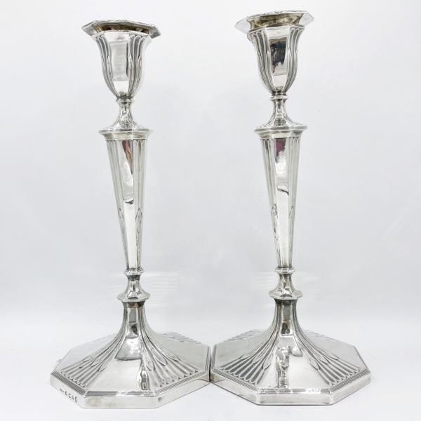 mga gallery Paire de bougeoirs en argent anglais "Sheffield" — 1791/92 orfèvre John Parsons & co